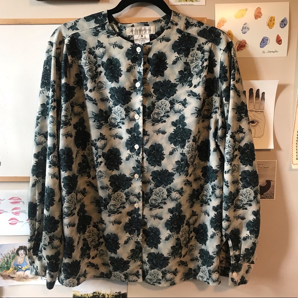 Beautiful Floral Pattern Vintage Button Up!
